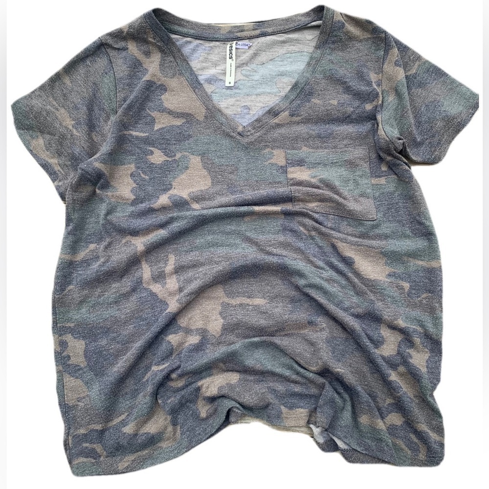 💛 Trescics Camo Print V-Neck Tee with Pocket - Size S